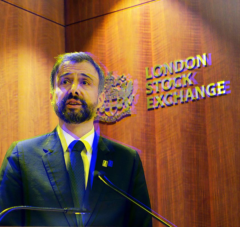 El Presidente del FIDA, Alvario Lario, asiste a la ceremonia de cotización de los bonos sostenibles del FIDA en la Bolsa de Londres.