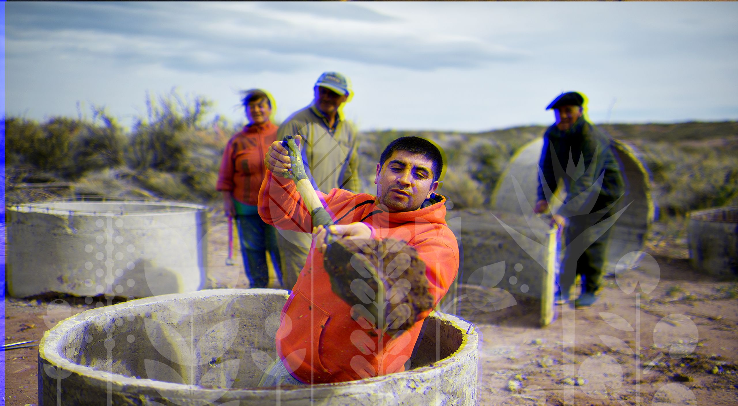 Los productores rurales construyen un pozo que mejorará el acceso de las cabras al agua en la Patagonia.