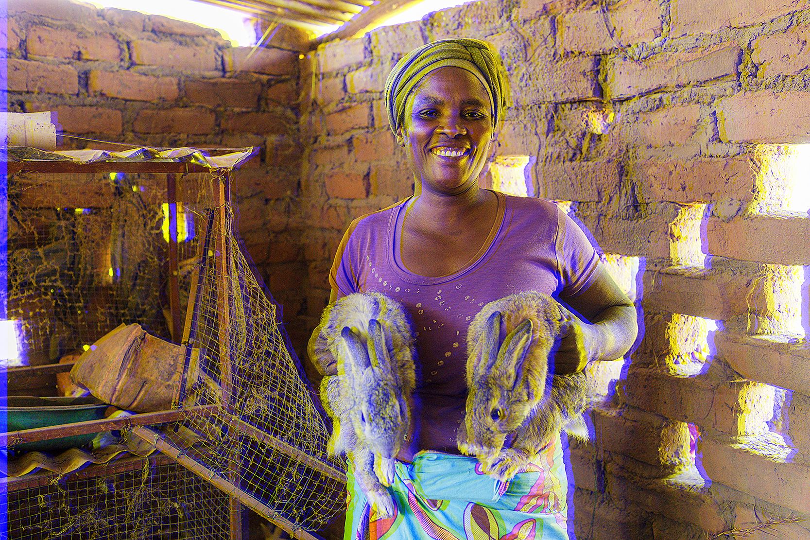 Violet Banda cría conejos y participó en las actividades del Mecanismo de Estímulo para la Población Rural Pobre en Zambia.