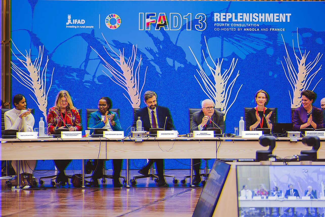 París, Francia, 2023-12-15. Al final del segundo día de la cuarta sesión de consultas del FIDA para la 13ª reposición en París, los dirigentes del FIDA están agradeciendo a los Estados Miembros su apoyo a los programas del FIDA destinados a los pequeños agricultores y a la población rural de los países en desarrollo para hacer frente a la pobreza, el hambre y la crisis climática. Francia y Angola copatrocinan las consultas. Hasta la fecha, 48 Estados Miembros han prometido 1.076 millones de dólares para reponer los recursos básicos del FIDA