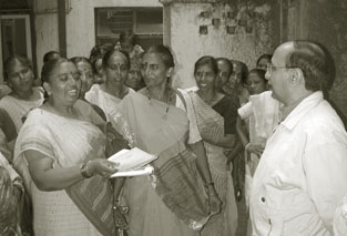 Members of the Self-Employed Women’s Association discuss labour issues with an official in Gujurat, India.