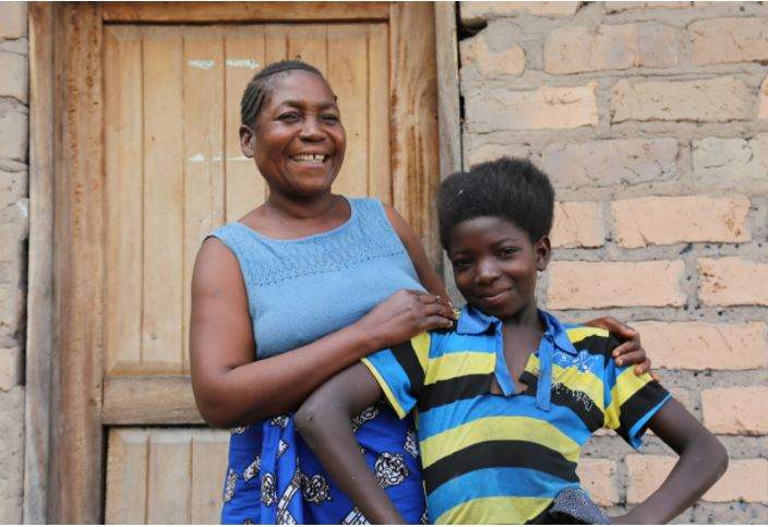 Life began to improve for Chileshe when she was selected to be one of the farmers to receive climate-friendly agricultural support and training from an IFAD-supported project in Zambia.Photo: IFAD